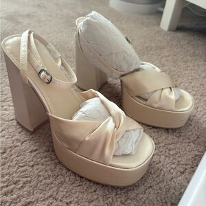 Princess Polly size 6 heels NEVER WORN.